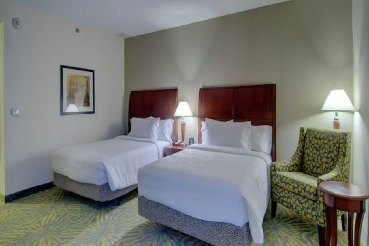 Hilton Garden Inn Norwalk Zewnętrze zdjęcie