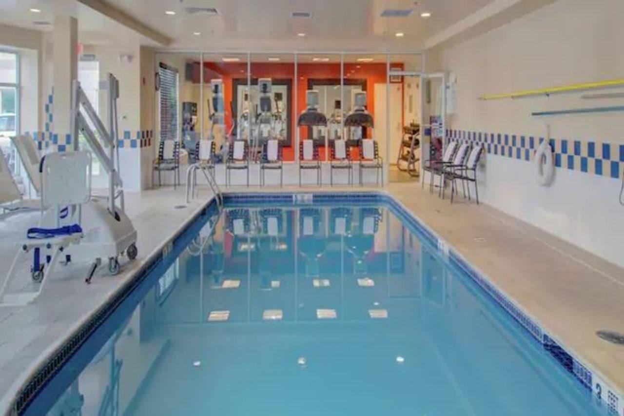 Hilton Garden Inn Norwalk Zewnętrze zdjęcie