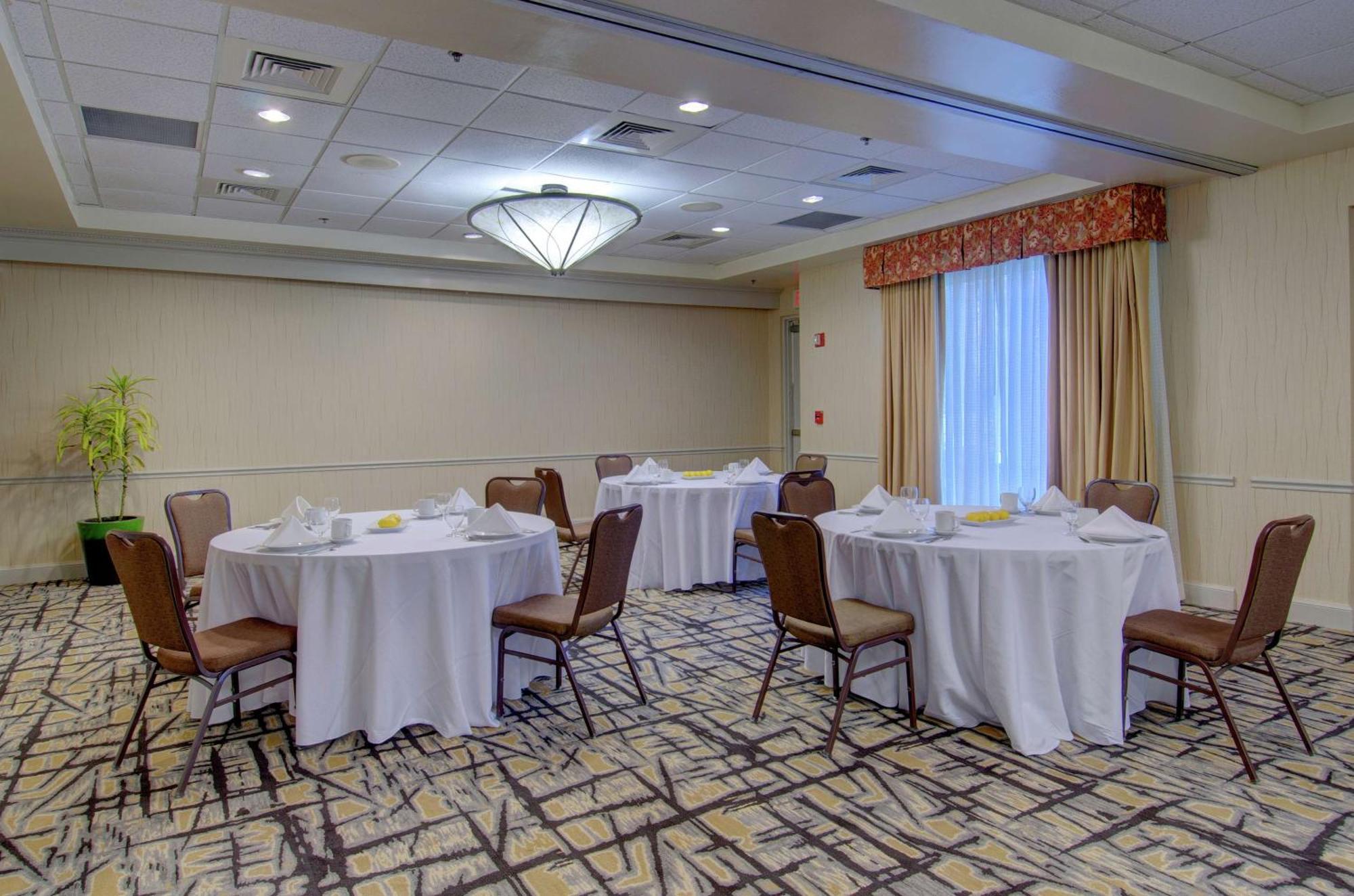 Hilton Garden Inn Norwalk Zewnętrze zdjęcie